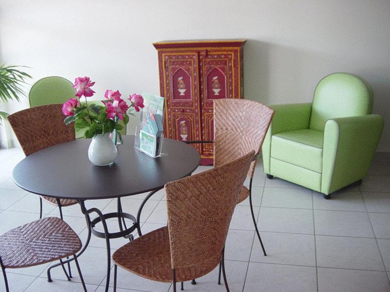 Isle Home Du Buisson Hotel Des Familles מראה חיצוני תמונה